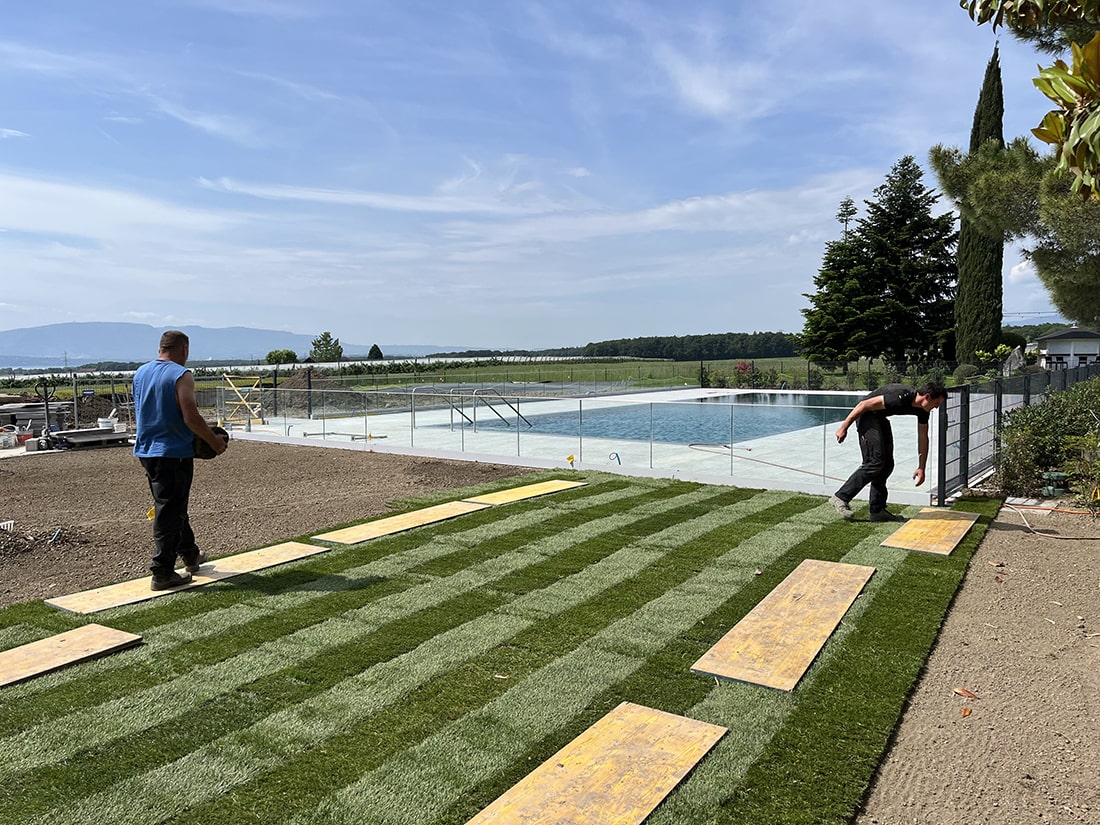 Construction piscine avec terrasse en gazon artificiel